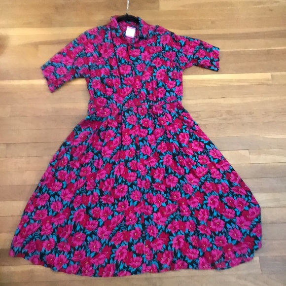 Dresses & Skirts - Pink flower button up dress